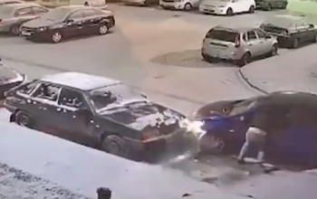 В Оренбурге двое парней устроили разборки с таксистом и повредили несколько авто