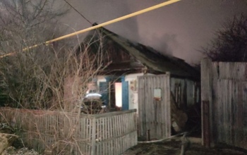 Обрушилась кровля: в Соль-Илецке на пожаре погиб пенсионер (18+)
