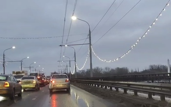 В Оренбурге на мосту в Южный вешают гирлянды прямо в час пик