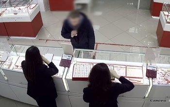 «Спасибо, цепочка отменная»: в Бузулуке грабитель сбежал с золотым украшением
