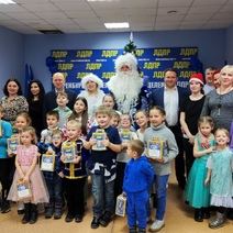 Депутат Оренбургского Горсовета Вадим Бикбов, а по совместительству Дед Мороз, поздравил детвору