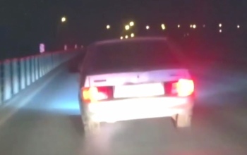 Врезался в ограждение: полицейские из Оренбурга стреляли по колёсам угнанного автомобиля