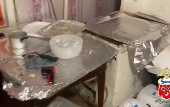 В Оренбургской области в подпольной лаборатории нашли килограммы синтетического наркотика
