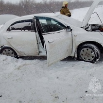 В Оренбуржье дорогу не поделили две легковушки, двое пострадавших в больнице