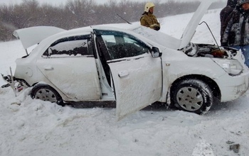 В Оренбуржье дорогу не поделили две легковушки, двое пострадавших в больнице