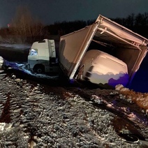 На оренбургской трассе произошло смертельное столкновение фуры с легковушкой