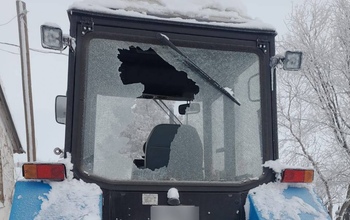 В Оренбургской области металлический трос вылетел в лицо водителю трактора (18+)
