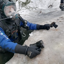 В Орске водолазы выловили в Урале пистолет