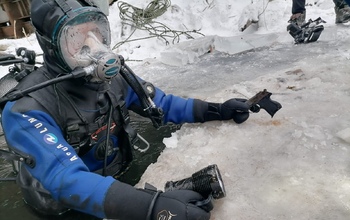 В Орске водолазы выловили в Урале пистолет