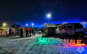 Оренбуржцы празднуют Крещение и окунаются в прорубь