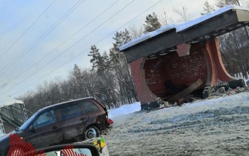 В Оренбургском районе автомобиль протаранил остановочный павильон