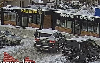 В Оренбурге на ул. Поляничко водитель внедорожника протаранил фонарный столб и скрылся