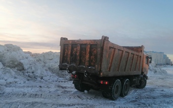 В Оренбурге водителя грузовика поймали за выгрузкой снега в неположенном месте