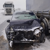 В Октябрьском районе автоледи на «Ладе Калине» врезалась в грузовик
