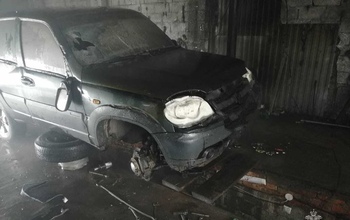 В Соль-Илецке на пожаре в автосервисе огонь повредил машину