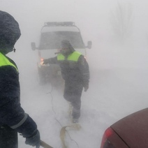 Под Гаем в снежный плен попали две легковушки