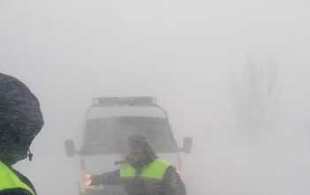 Под Гаем в снежный плен попали две легковушки