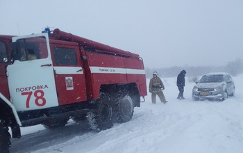 В Оренбургской области сразу несколько автолюбителей спасали из снежного плена