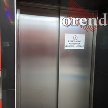 В Орске две соседки подрались прямо в лифте