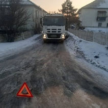 В Оренбурге на Шарлыкском шоссе водитель мусоровоза задавил женщину (18+)