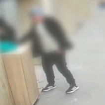 В Оренбурге на камеры видеонаблюдения попало дерзкое ограбление в подземном переходе