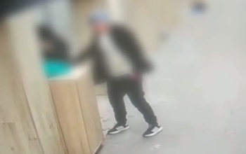 В Оренбурге на камеры видеонаблюдения попало дерзкое ограбление в подземном переходе