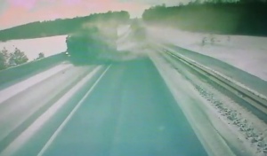 В Оренбургской области страшное столкновение двух фур попало на видеорегистратор (18+)