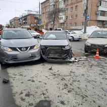 В Оренбурге на пр. Победы, напротив ОГУ, столкнулись четыре автомобиля и трактор
