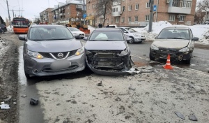 В Оренбурге на пр. Победы, напротив ОГУ, столкнулись четыре автомобиля и трактор