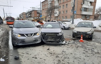 В Оренбурге на пр. Победы, напротив ОГУ, столкнулись четыре автомобиля и трактор