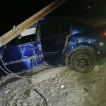В Орске водитель Renault Mégane въехал в бетонный столб