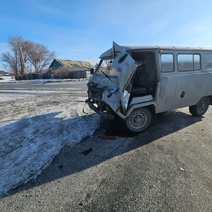 В Орске столкнулись ГАЗ и УАЗ, двоих пострадавших увезли в больницу