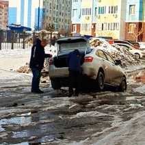 В Оренбурге авто ежедневно попадают в ловушку в виде ямы с лужей
