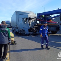В Северном районе дорогу не поделили большегруз и автокран