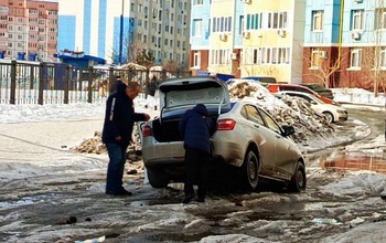 В Оренбурге авто ежедневно попадают в ловушку в виде ямы с лужей