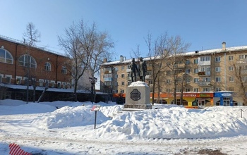 Сердце города в разрухе: насесты для голубей вместо скамеек для оренбуржцев