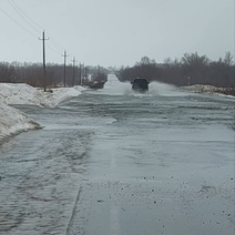 Через дорогу смерти в Бугурусланском районе бежит мощный поток воды