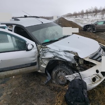 Под Новосергиевкой водитель автомобиля LADA Largus въехал в выбоину, а после в иномарку