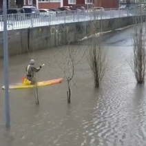 Оренбуржец на сапе сплавлялся по большой луже