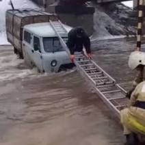 В Оренбуржье в реке чуть не затонуло авто с водителем