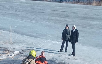 В Оренбурге дети оказались отрезанными от берега реки на льду