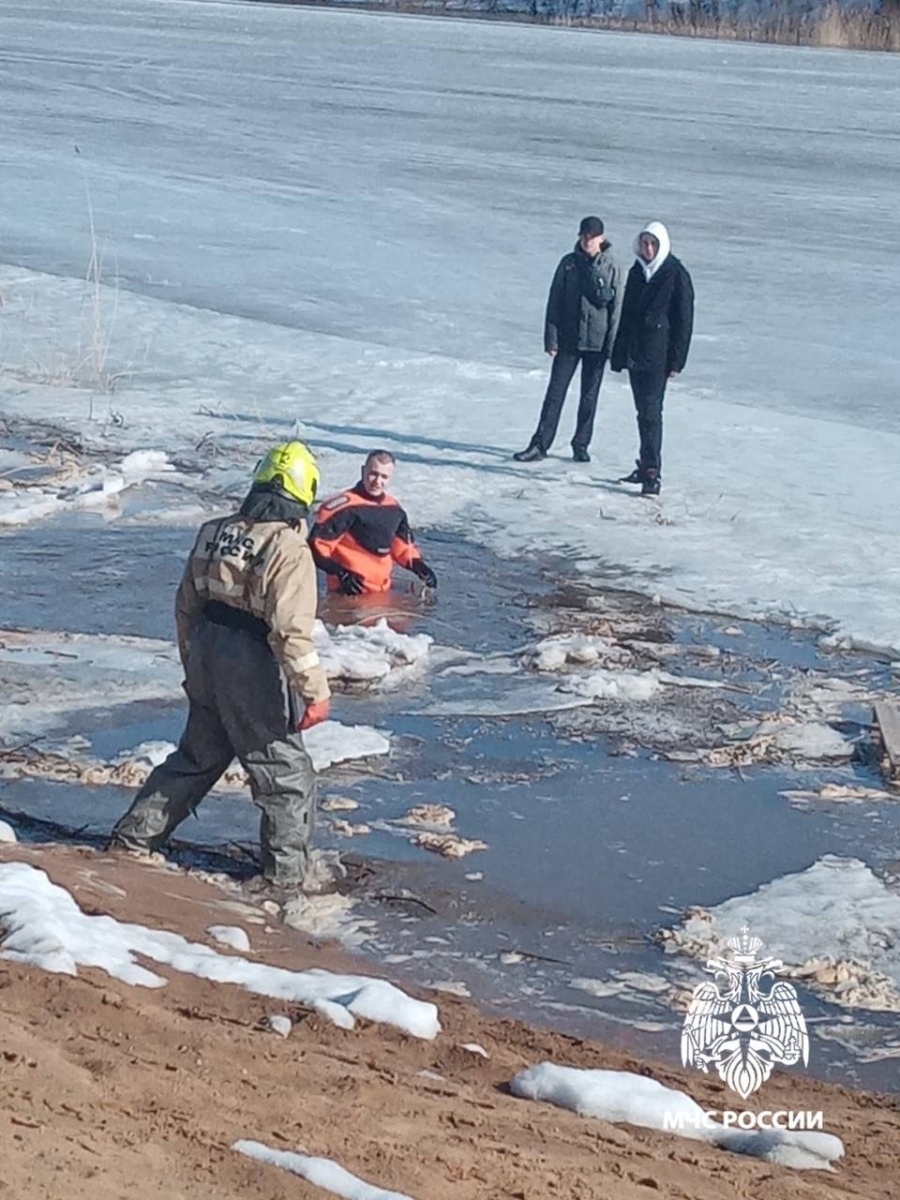 В Оренбурге дети оказались отрезанными от берега реки на льду | Новости  Оренбурга