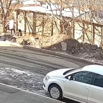 В Оренбурге ребенок не мог выбраться из огромной лужи