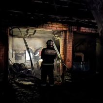 В Оренбурге сгорел дом, гараж и автомобиль