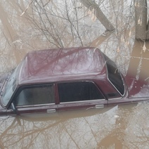 Под Оренбургом угнанный автомобиль нашли в затопленном талыми водами овраге