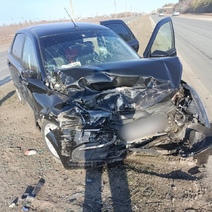 Четверо пострадавших: под Оренбургом дорогу не поделили LADA Granta и Škoda