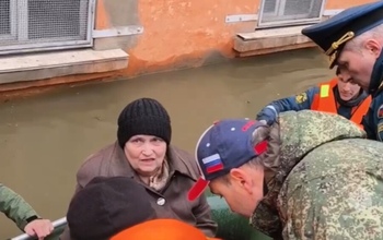 Глава МЧС России осмотрел затопленные улицы Орска и спас пожилую женщину и ее котов