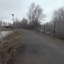 В Новотроицке большая вода переливается через дамбу