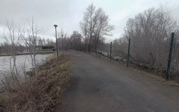 В Новотроицке большая вода переливается через дамбу