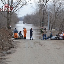 По затопленным Дубкам и улице Уральской оренбуржцы теперь передвигаются только на лодках